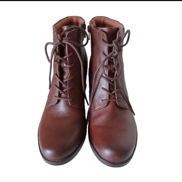 Clarks Collection Women's Brown Leather Ankle Boots Lace up Ultra Comfort Sz10 - Picture 1 of 8
